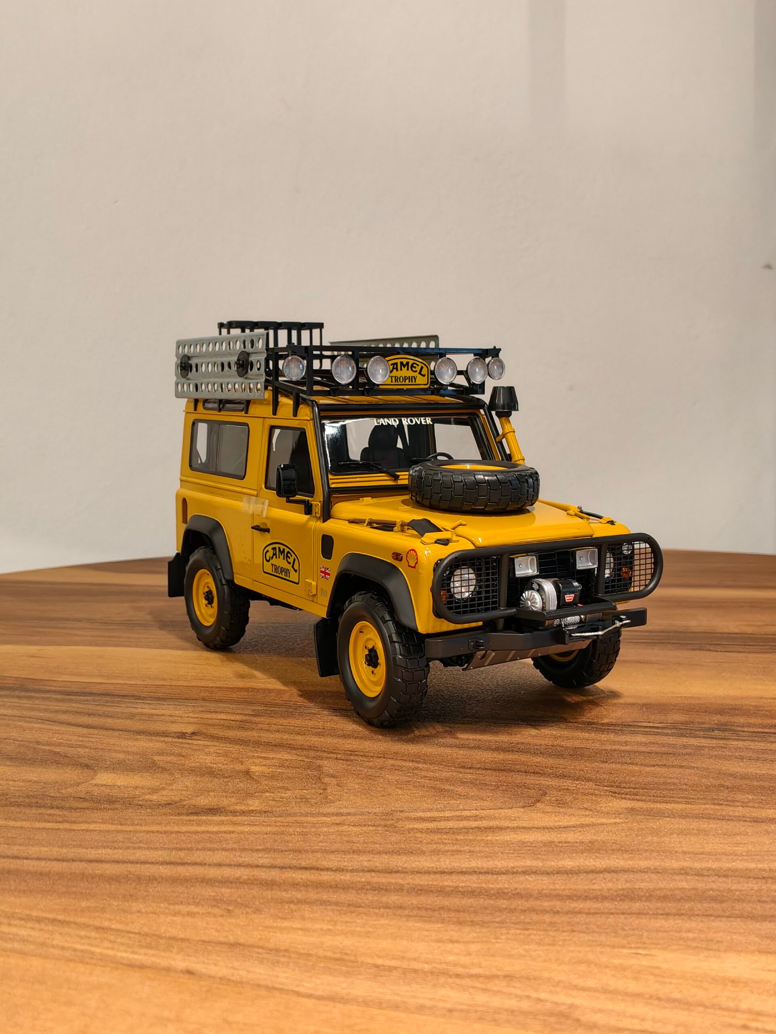 Land Rover Defender 90 Yellow 1:18 - Image 2