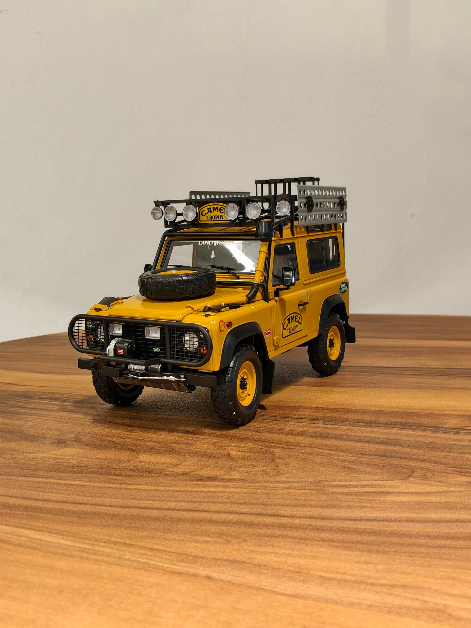 Land Rover Defender 90 Yellow 1:18