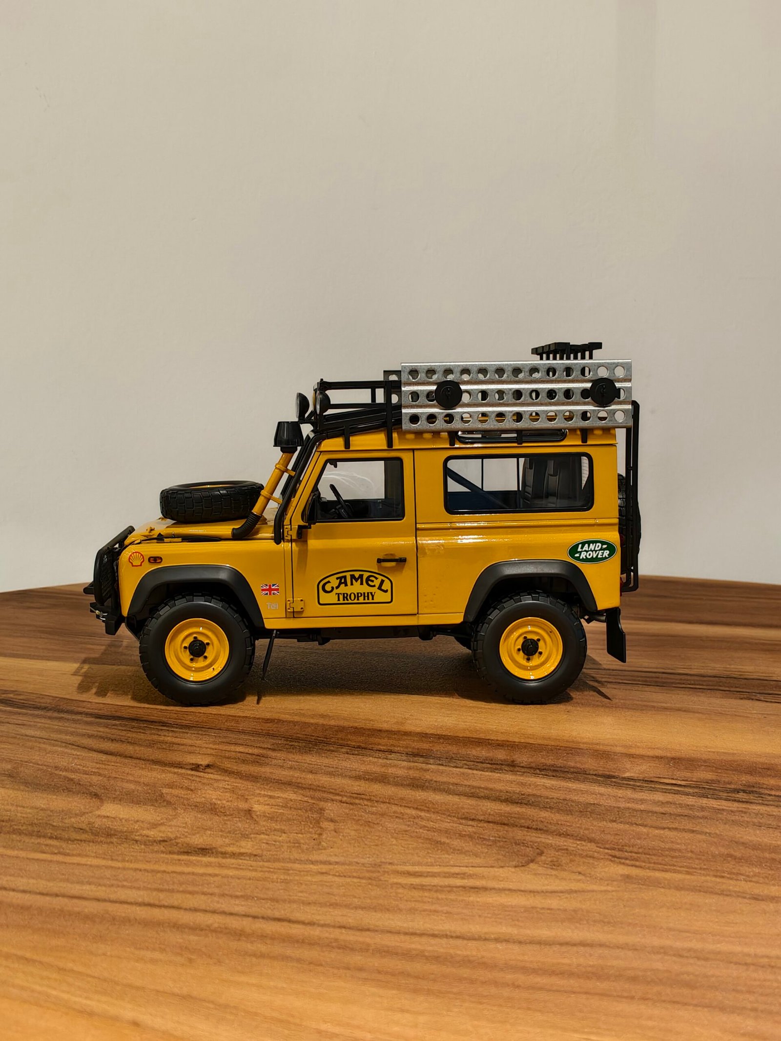Land Rover Defender 90 Yellow 1:18 - Image 3