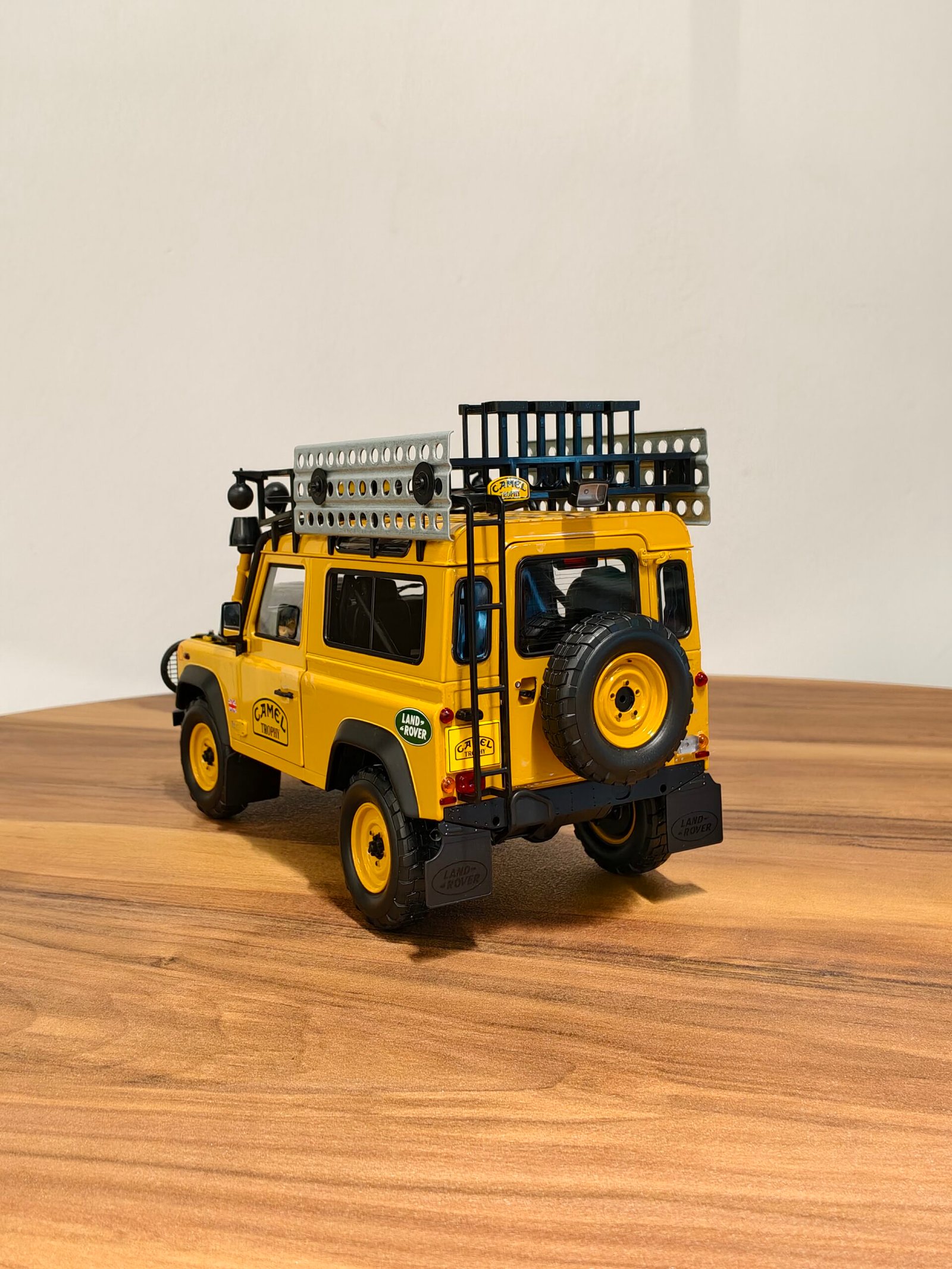 Land Rover Defender 90 Yellow 1:18 - Image 7