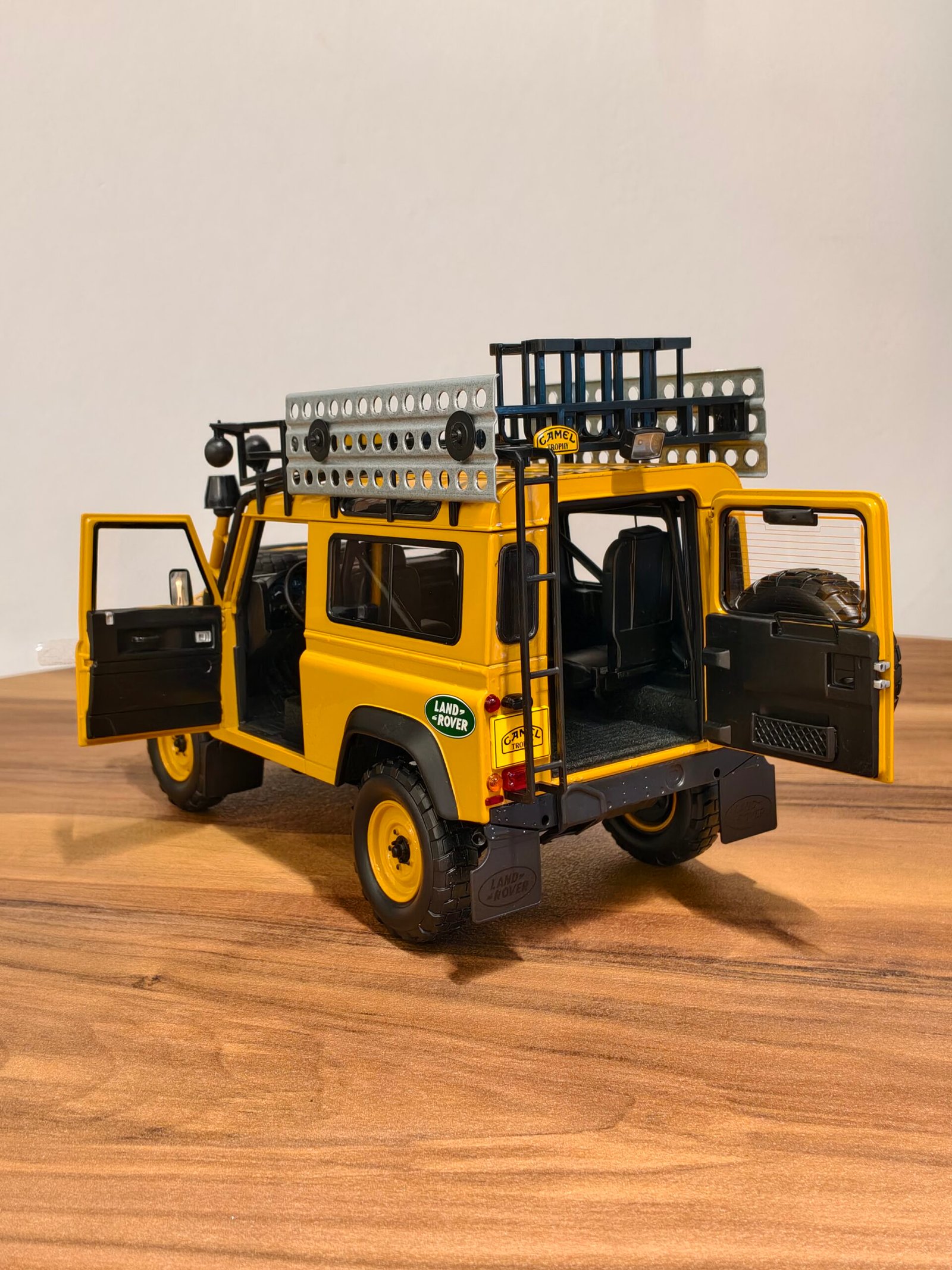Land Rover Defender 90 Yellow 1:18 - Image 6
