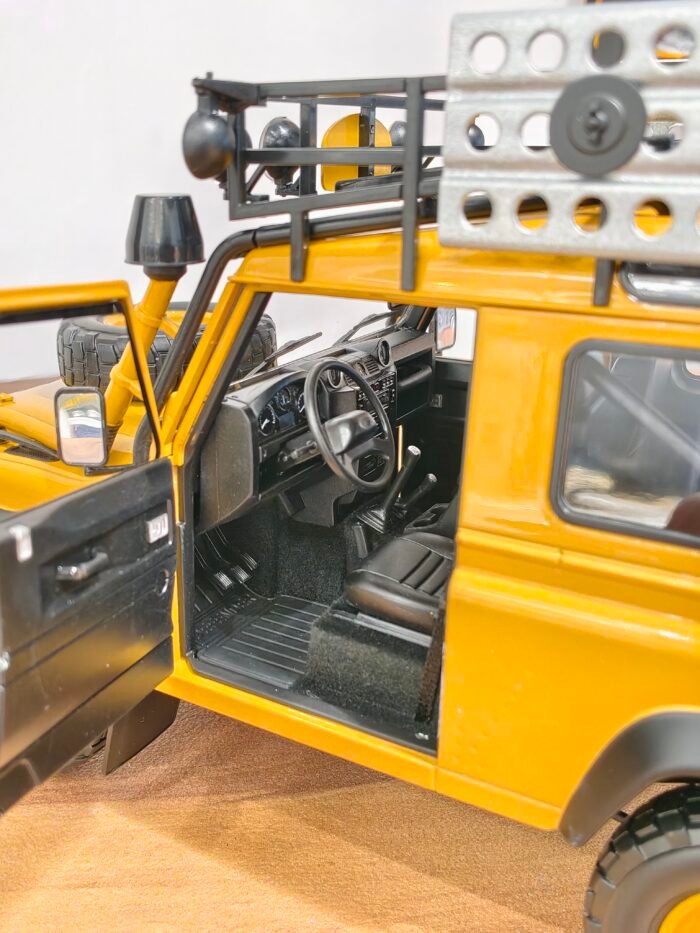 Land Rover Defender 90 Yellow 1:18 - Image 5