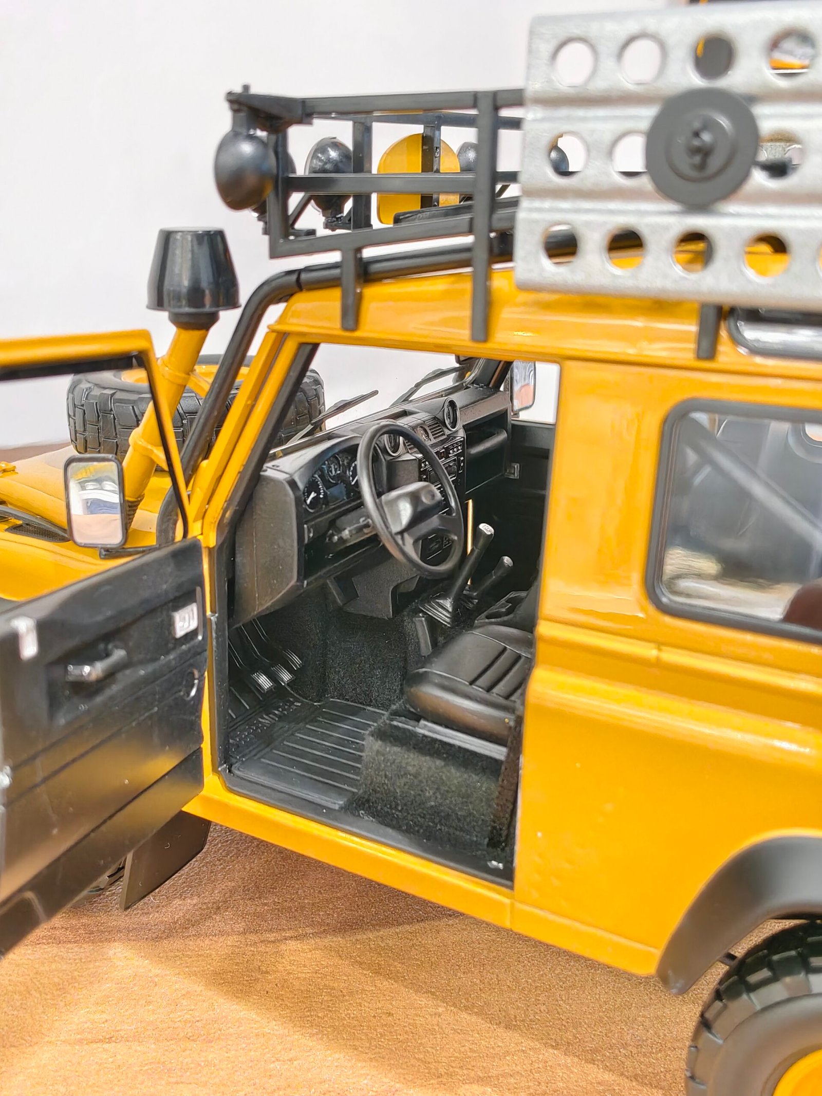 Land Rover Defender 90 Yellow 1:18 - Image 5