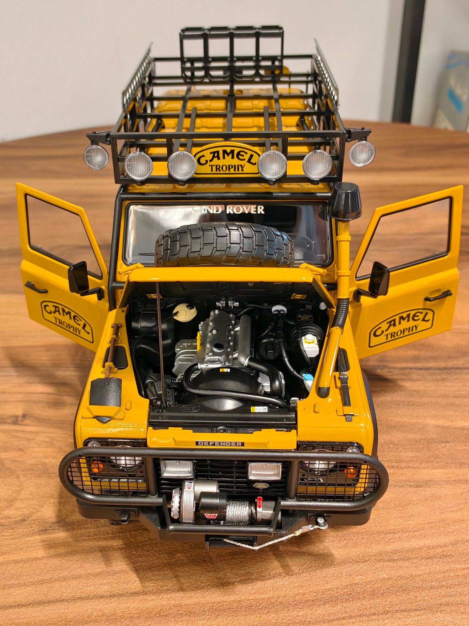 Land Rover Defender 90 Yellow 1:18 - Image 4