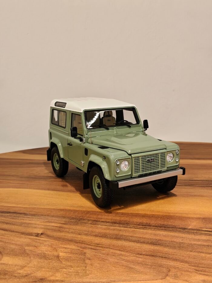 Land Rover Defender 110 Green 1:18 - Image 2