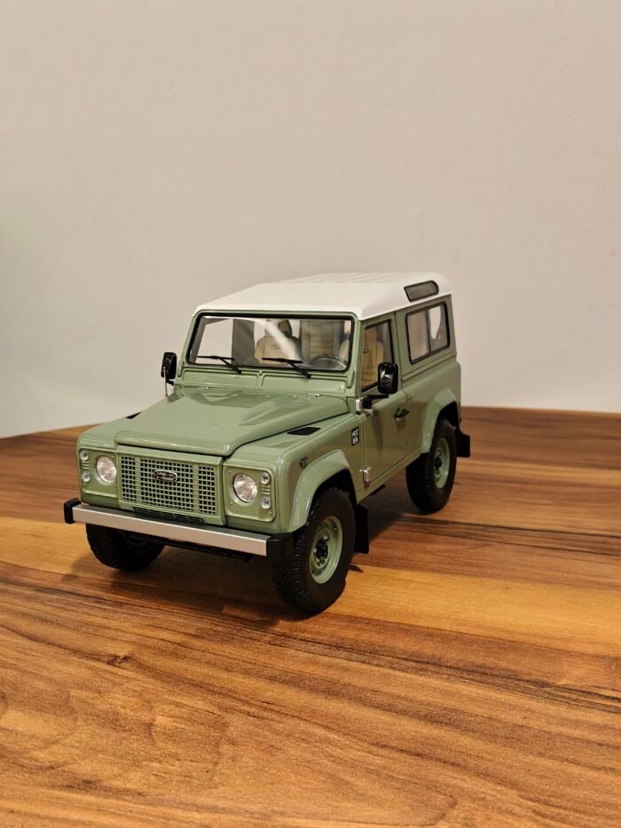 Land Rover Defender 110 Green 1:18