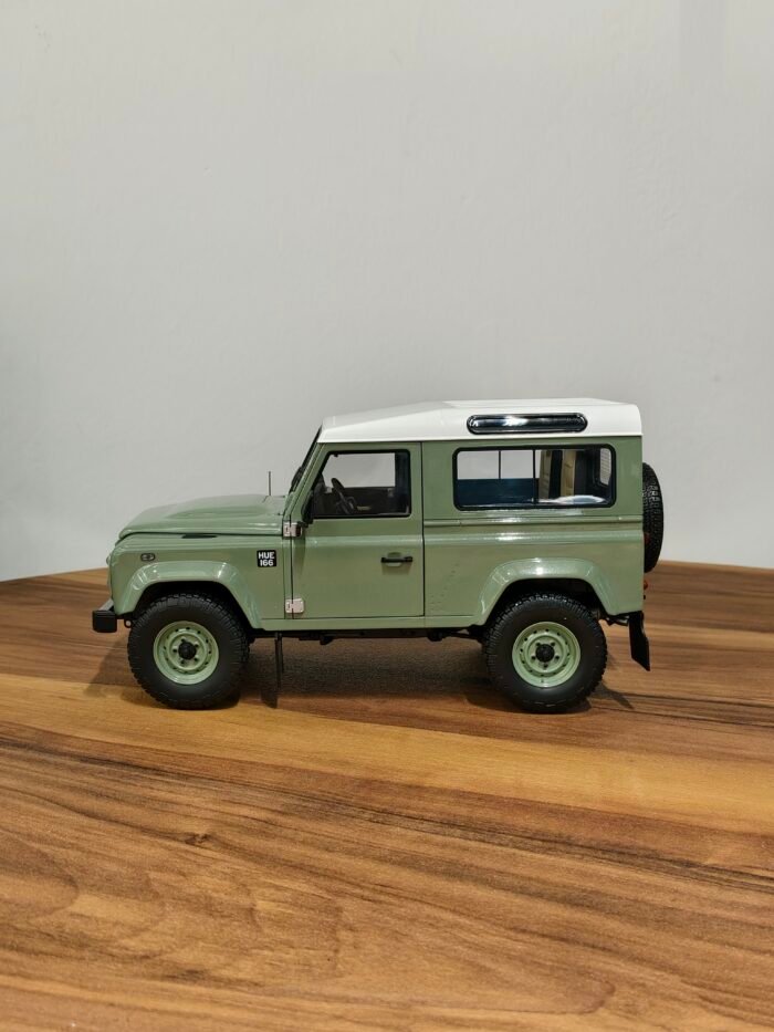 Land Rover Defender 110 Green 1:18 - Image 3