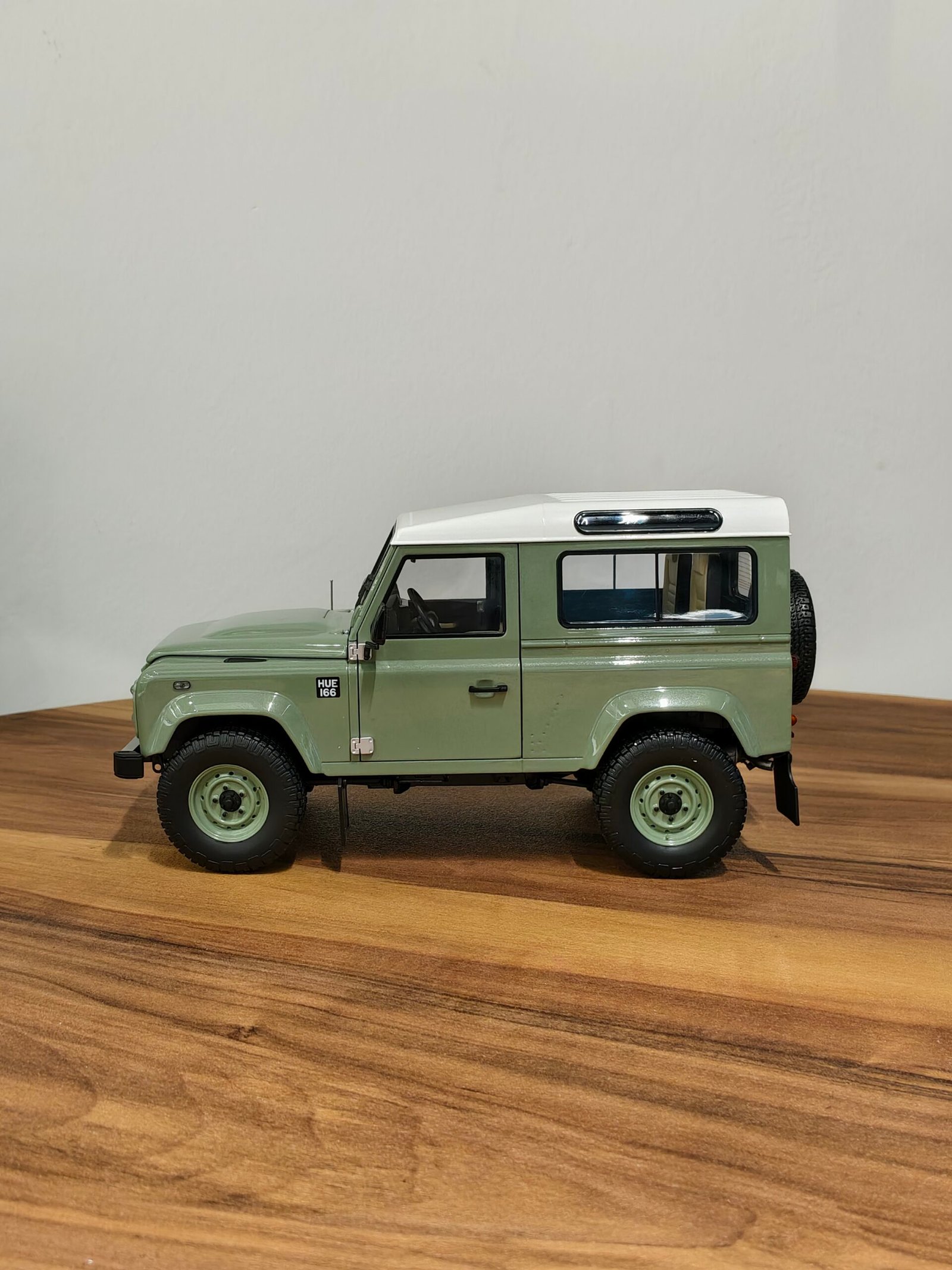 Land Rover Defender 110 Green 1:18 - Image 3