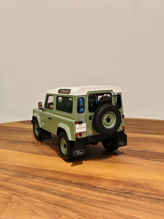 Land Rover Defender 110 Green 1:18 - Image 4