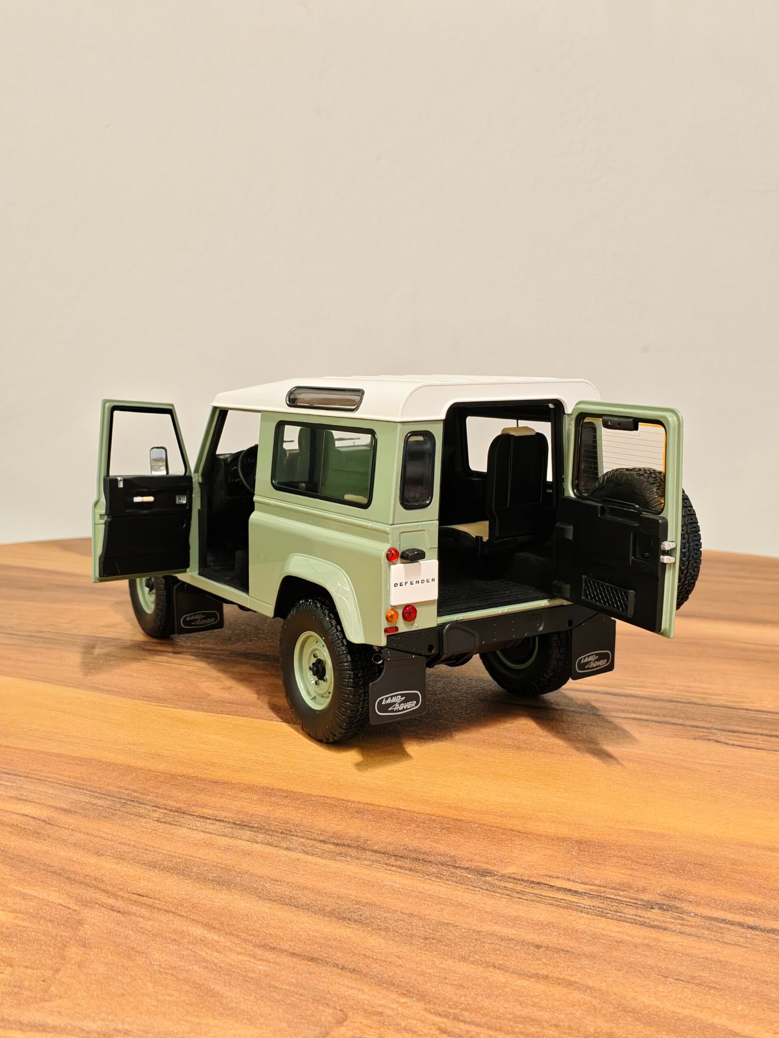 Land Rover Defender 110 Green 1:18 - Image 5