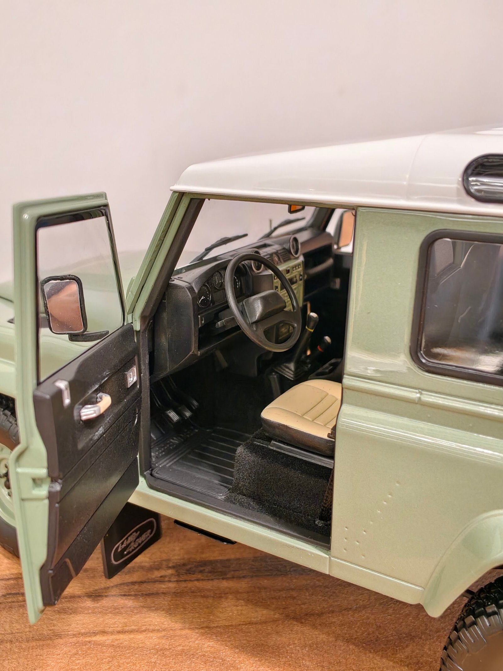 Land Rover Defender 110 Green 1:18 - Image 6