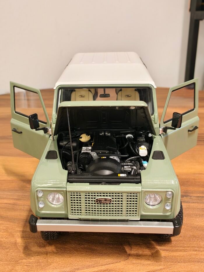 Land Rover Defender 110 Green 1:18 - Image 7