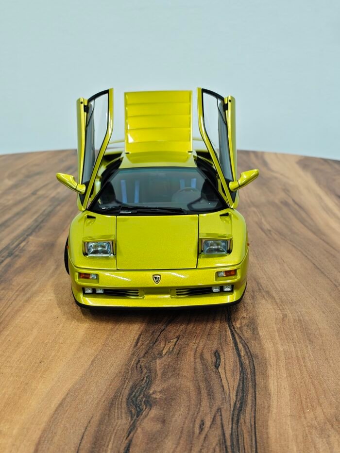 Lamborghini Diablo SE30 ( Giallo Spyder/ Metallic Yellow) Scale 1/18 - Image 6
