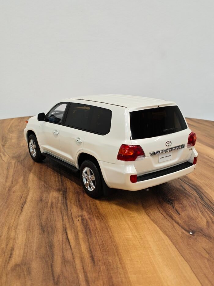 SAMURAI 1/18 scale Toyota Land Cruiser AX G Selection White [No.KSR18008W] - Image 2