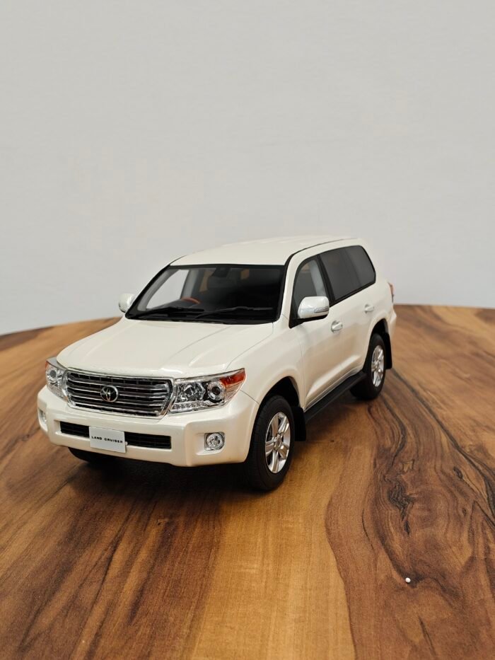 SAMURAI 1/18 scale Toyota Land Cruiser AX G Selection White [No.KSR18008W]