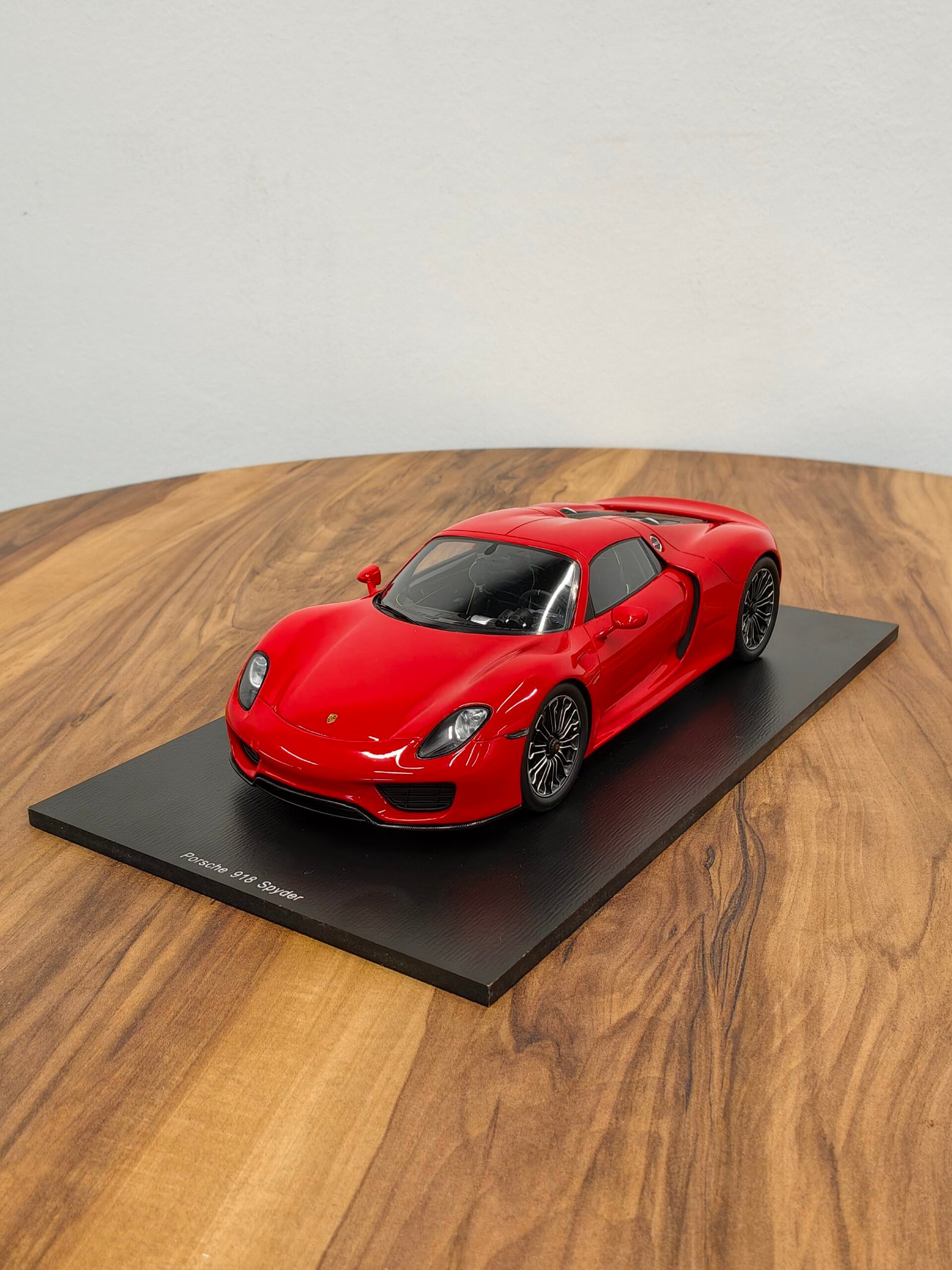 Porsche 918 Spyder (Red) Scale 1/18