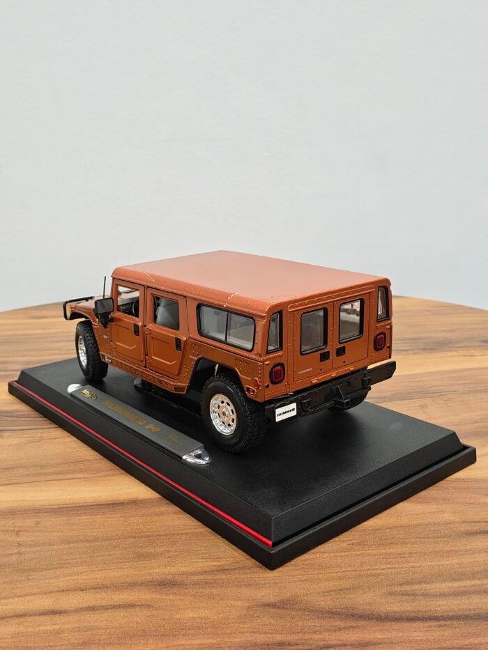 Hummer (4Door Wagon) (Brown) 1:18 - Image 2