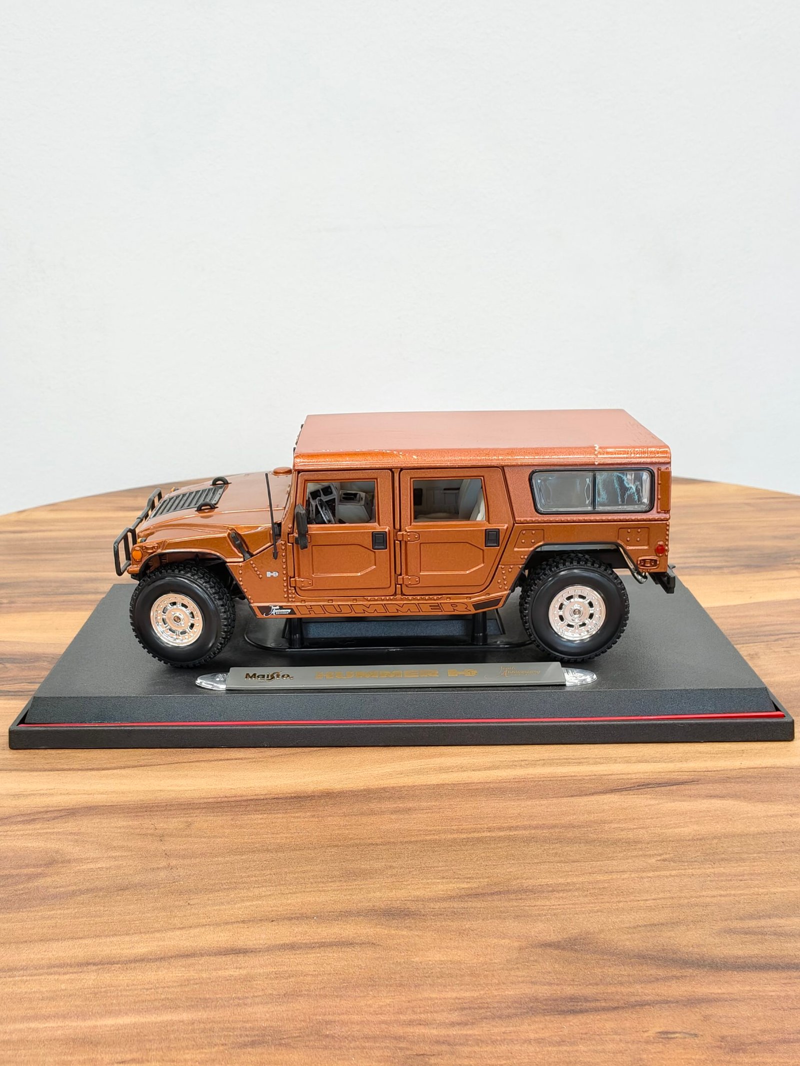 Hummer (4Door Wagon) (Brown) 1:18 - Image 3