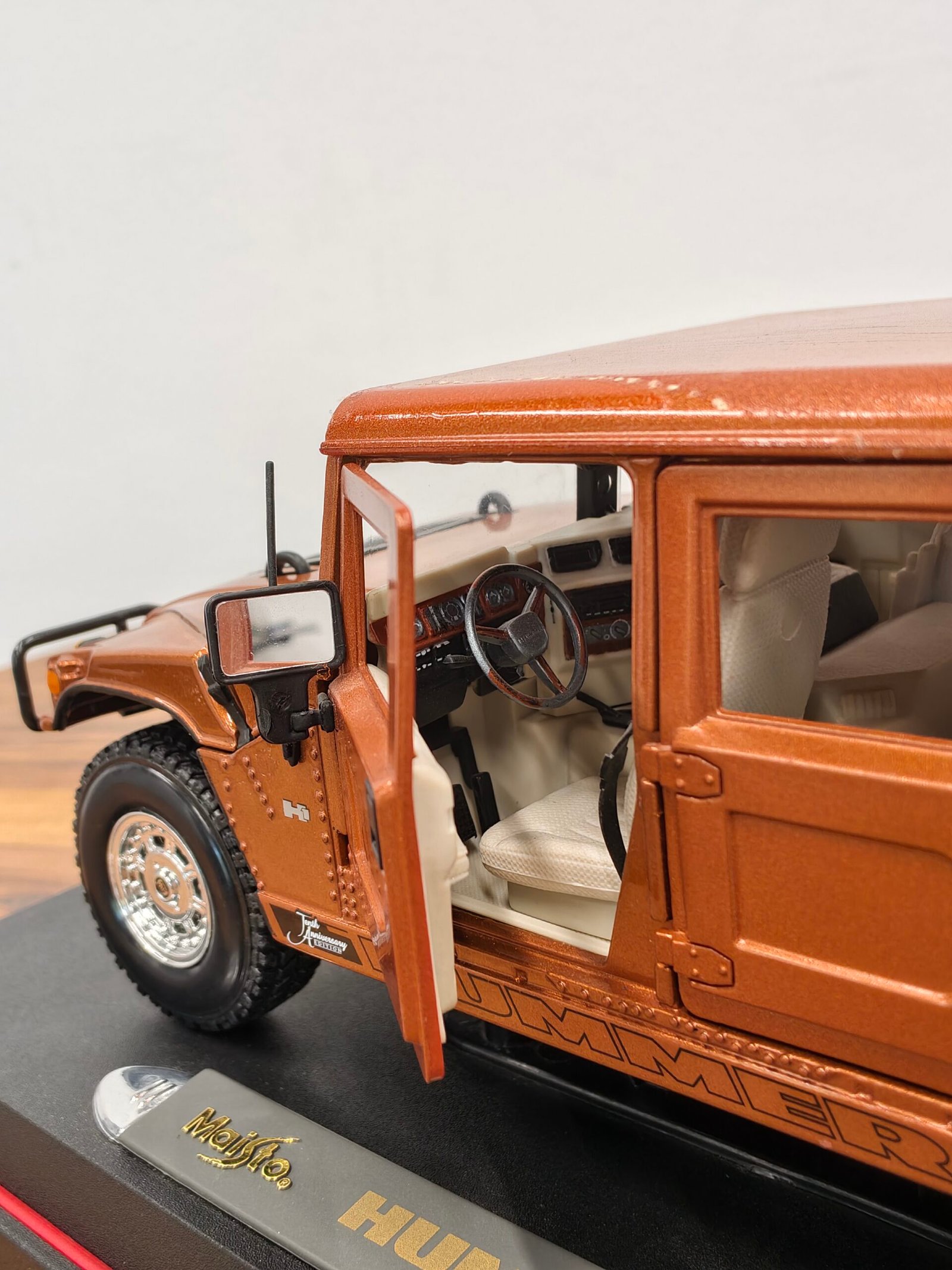 Hummer (4Door Wagon) (Brown) 1:18 - Image 5