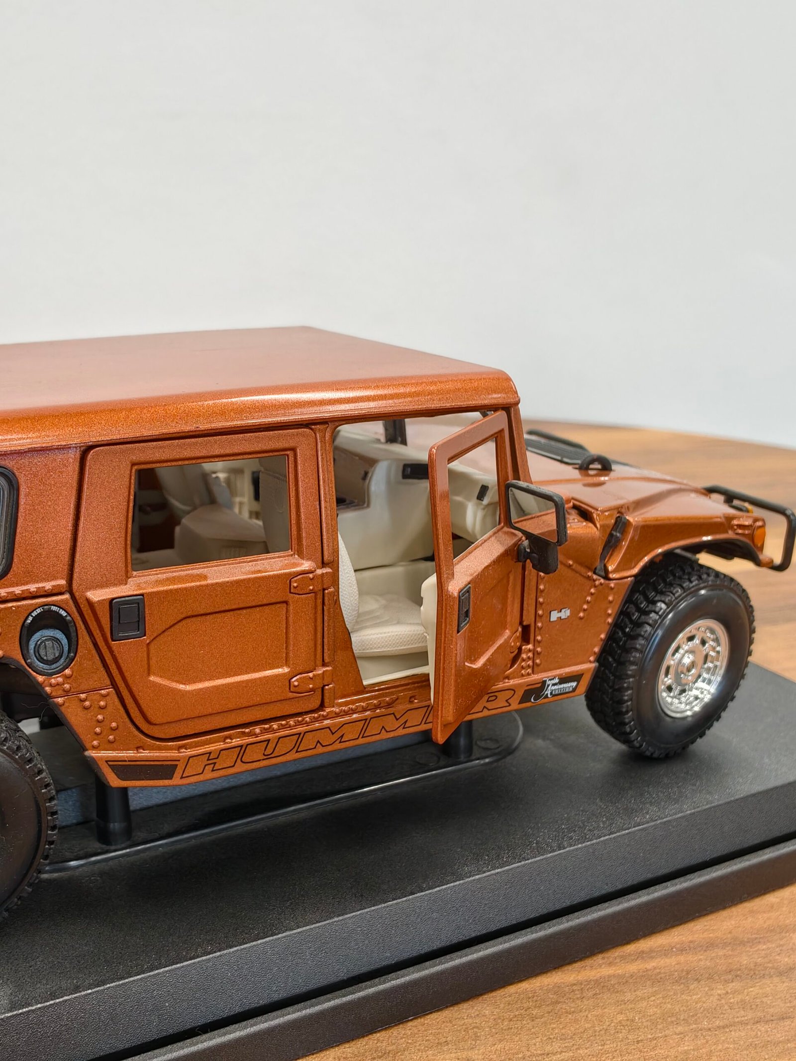 Hummer (4Door Wagon) (Brown) 1:18 - Image 6