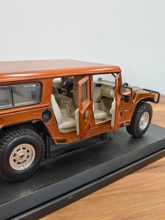 Hummer (4Door Wagon) (Brown) 1:18 - Image 7