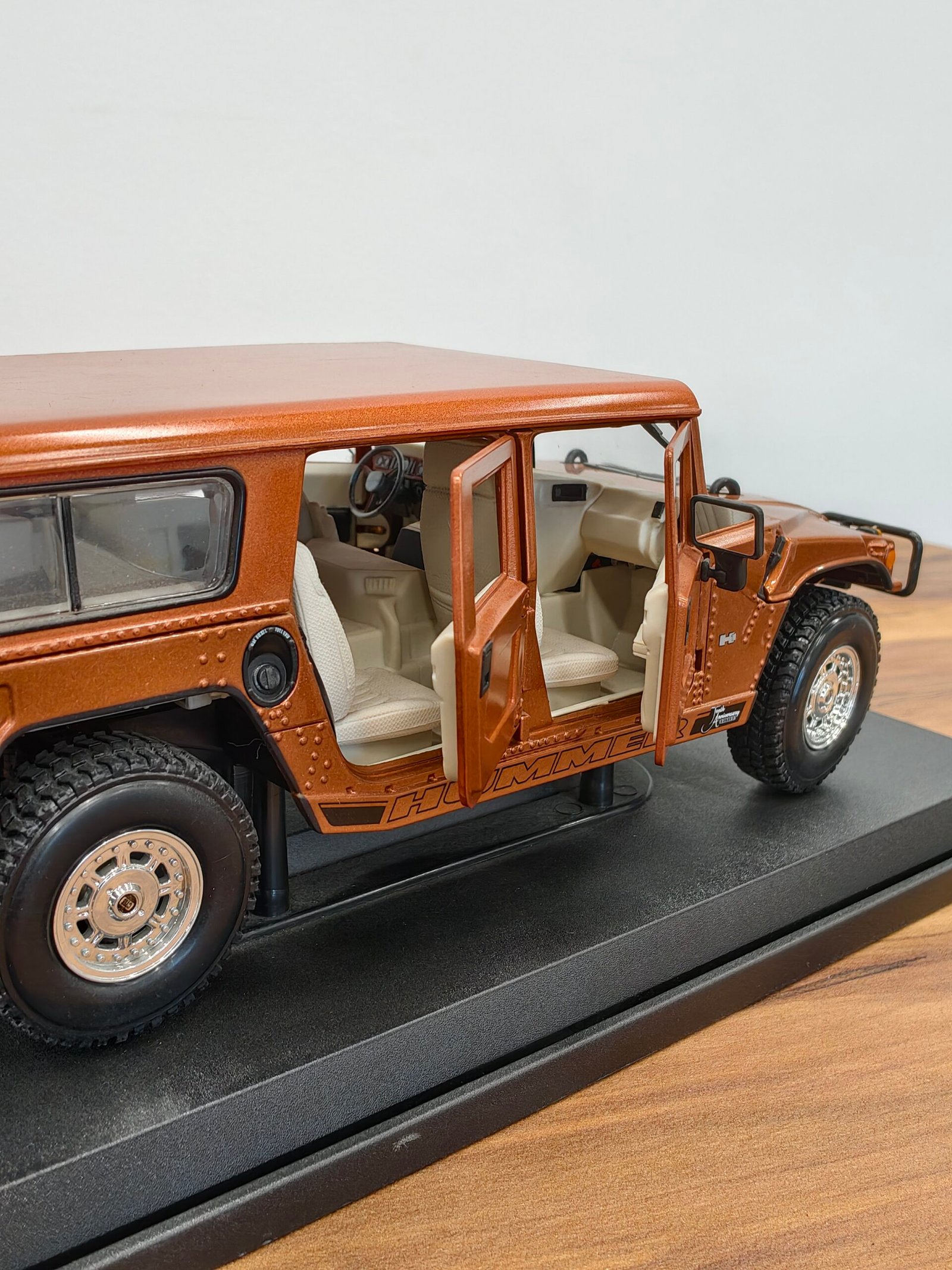 Hummer (4Door Wagon) (Brown) 1:18 - Image 7