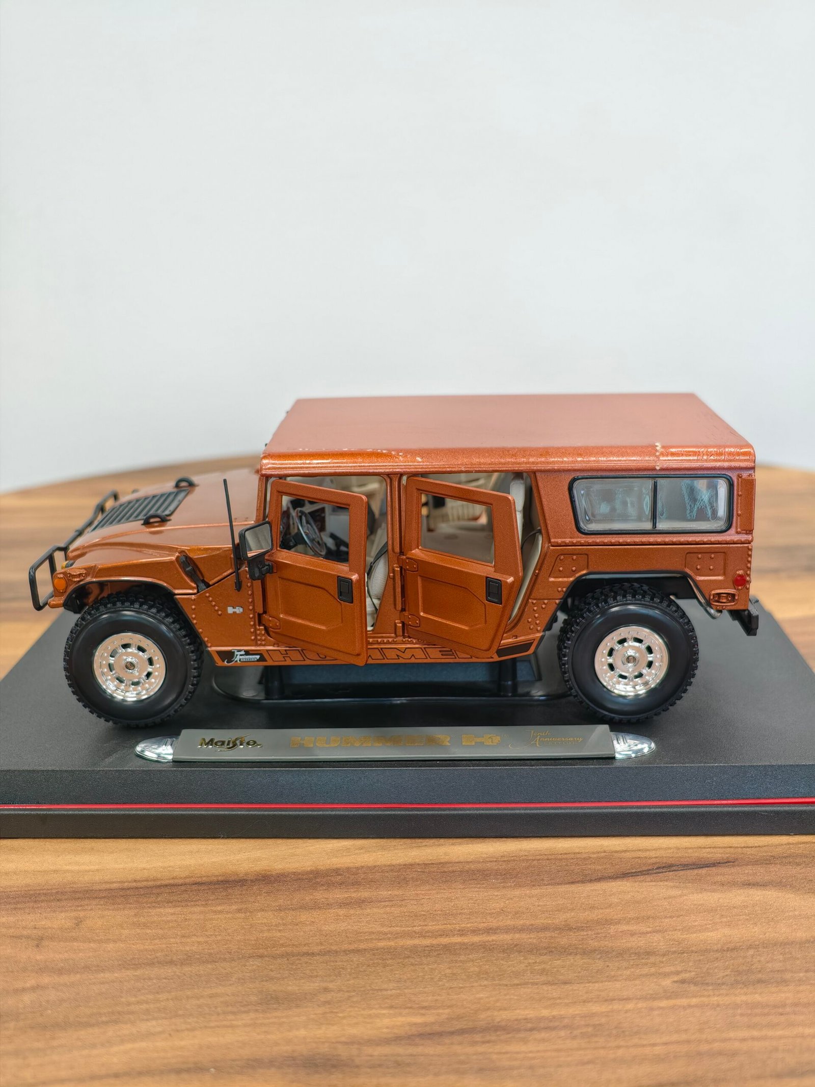 Hummer (4Door Wagon) (Brown) 1:18 - Image 8