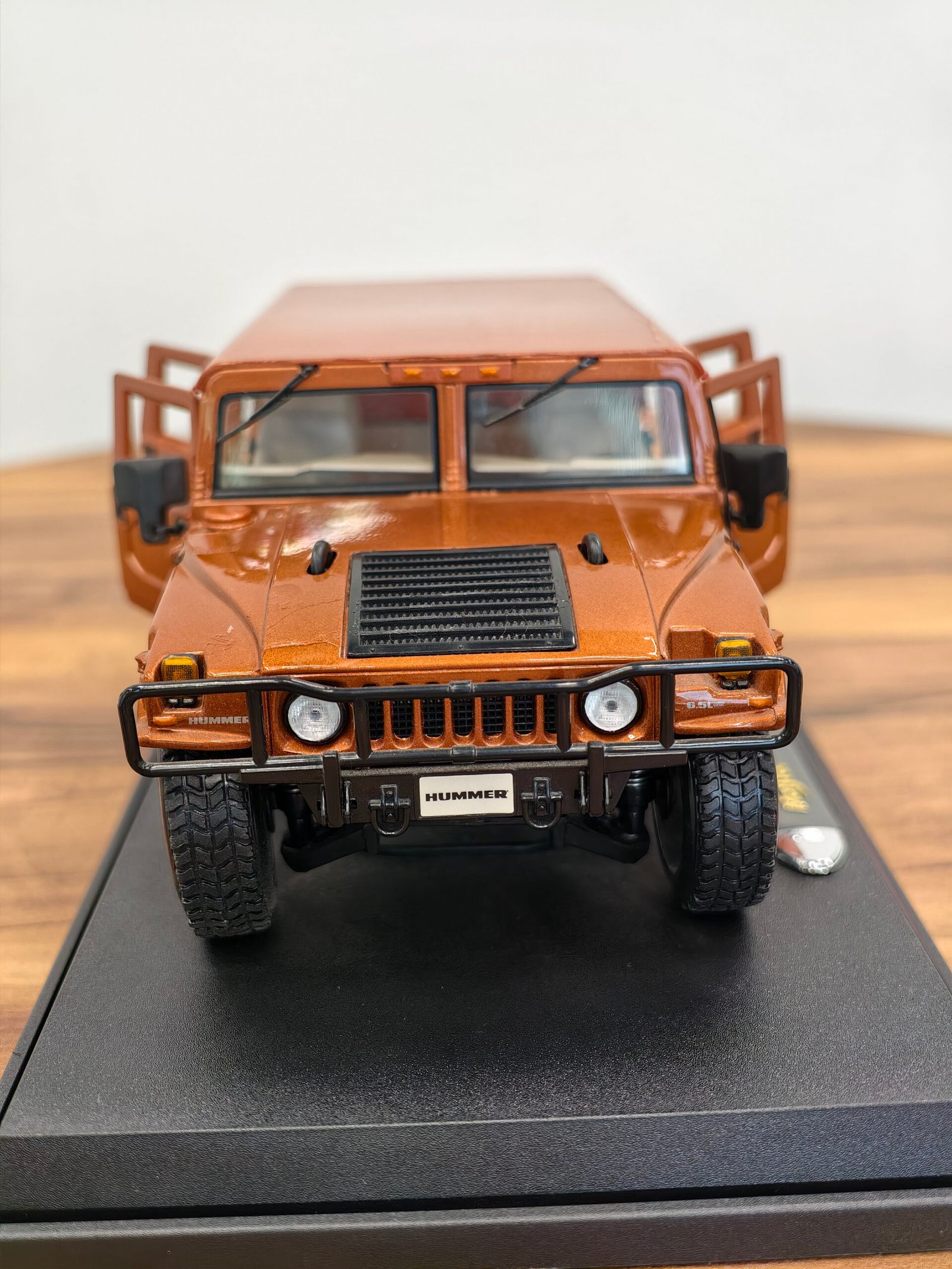Hummer (4Door Wagon) (Brown) 1:18 - Image 9