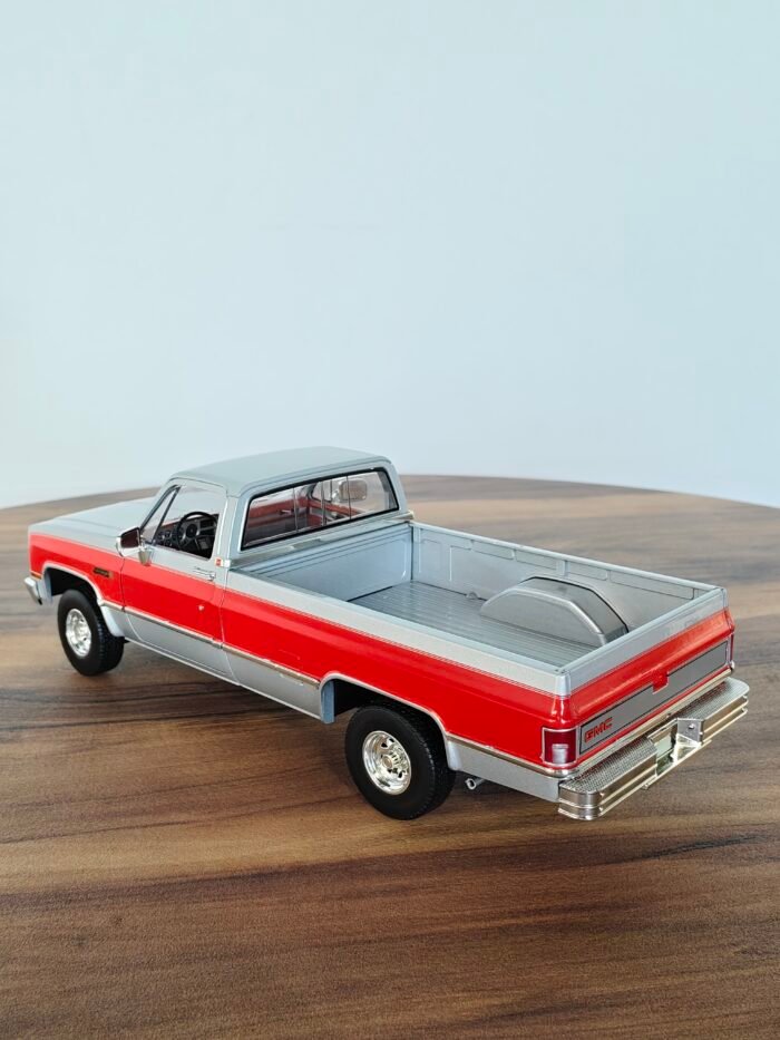 1984 GMC K-2500 SIERRA GRANDE WIDESIDE 1:18 Silver - Image 2