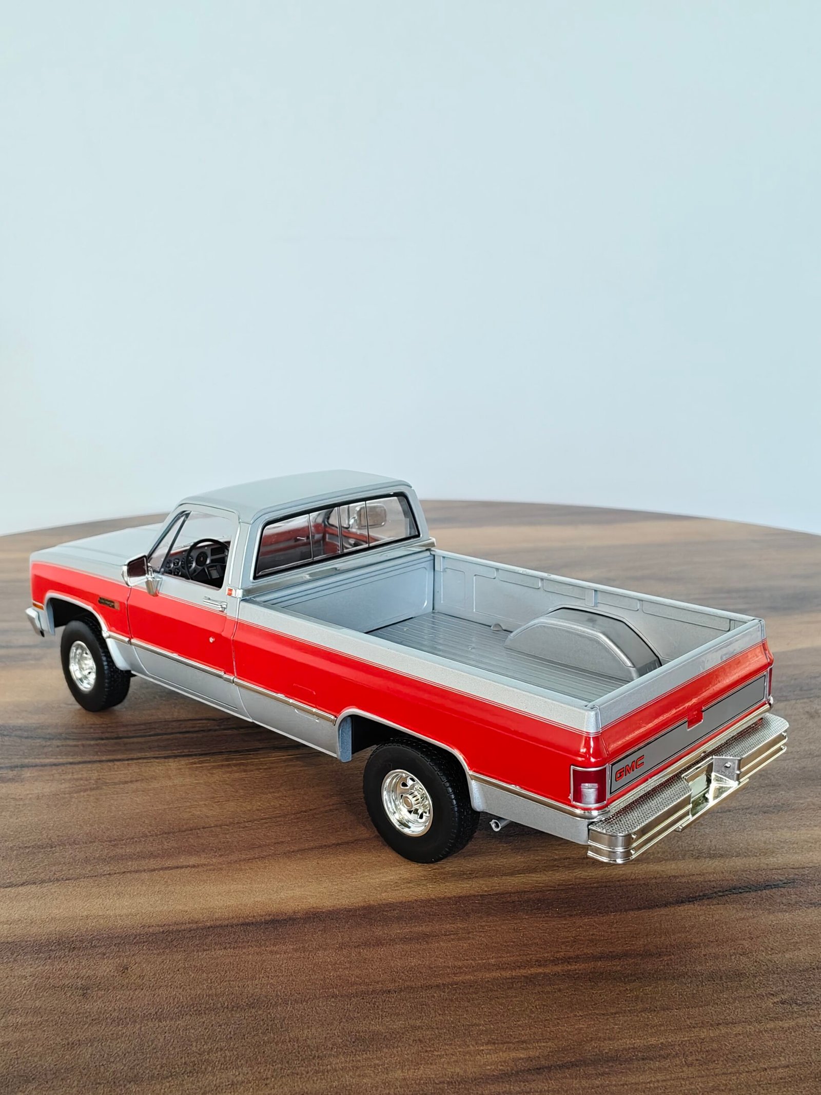 1984 GMC K-2500 SIERRA GRANDE WIDESIDE 1:18 Silver - Image 2
