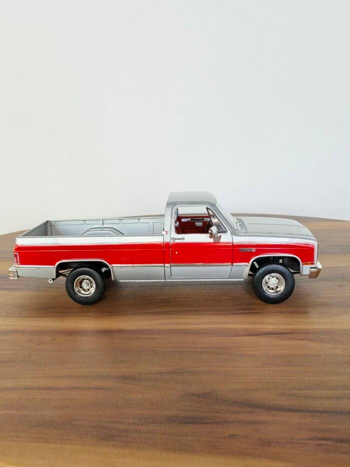 1984 GMC K-2500 SIERRA GRANDE WIDESIDE 1:18 Silver - Image 7