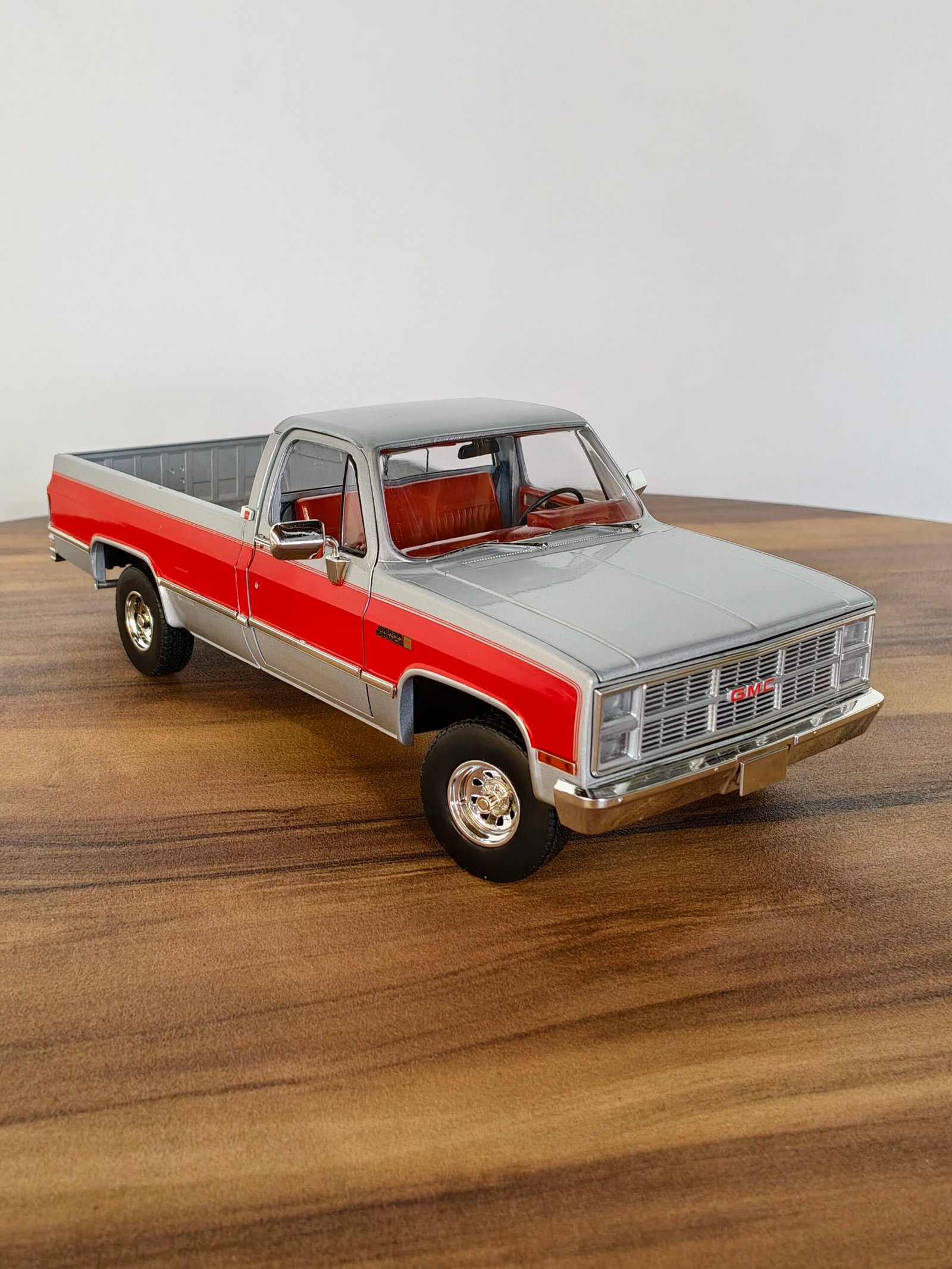 1984 GMC K-2500 SIERRA GRANDE WIDESIDE 1:18 Silver - Image 6