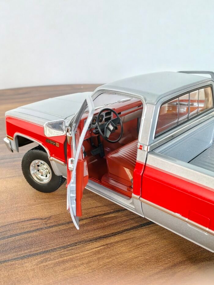 1984 GMC K-2500 SIERRA GRANDE WIDESIDE 1:18 Silver - Image 5