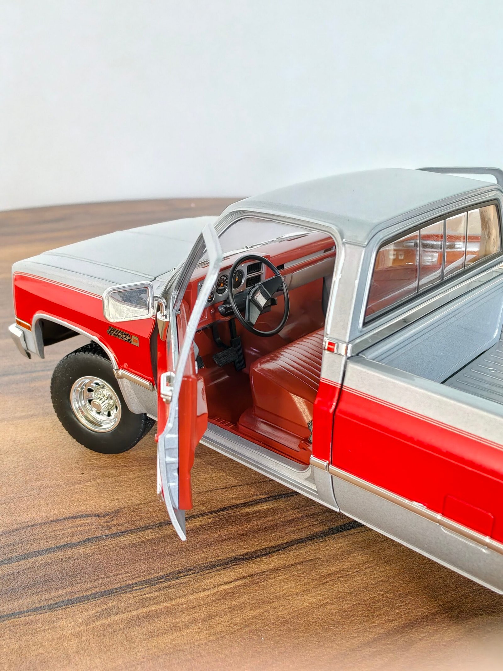 1984 GMC K-2500 SIERRA GRANDE WIDESIDE 1:18 Silver - Image 5