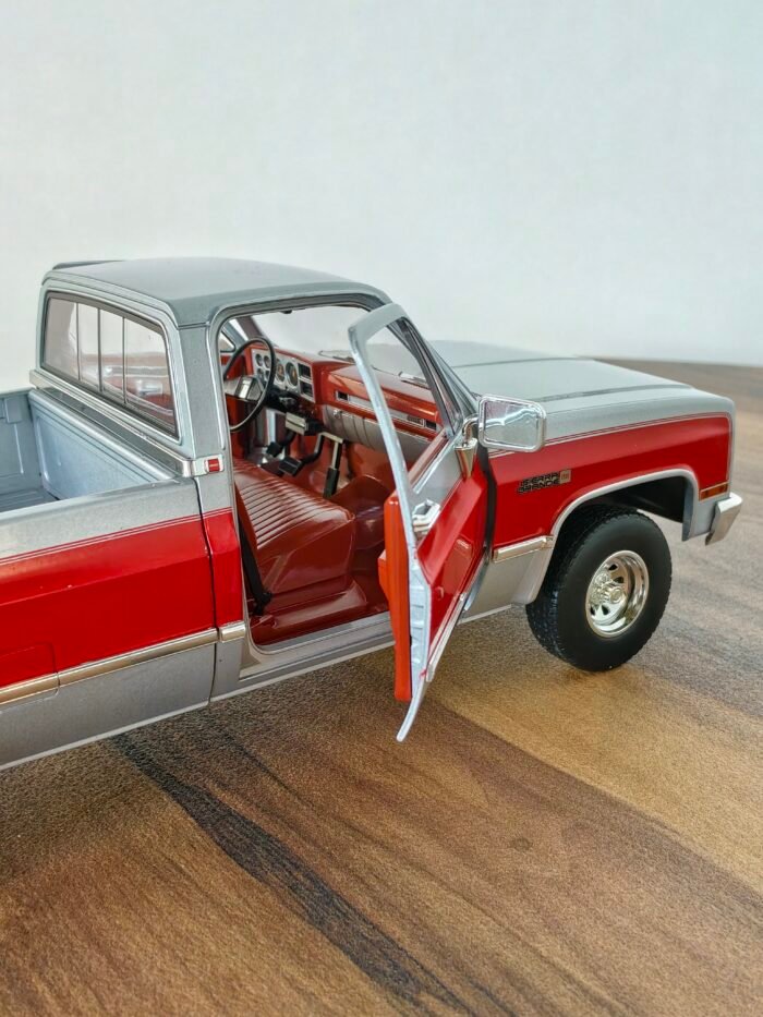 1984 GMC K-2500 SIERRA GRANDE WIDESIDE 1:18 Silver - Image 4