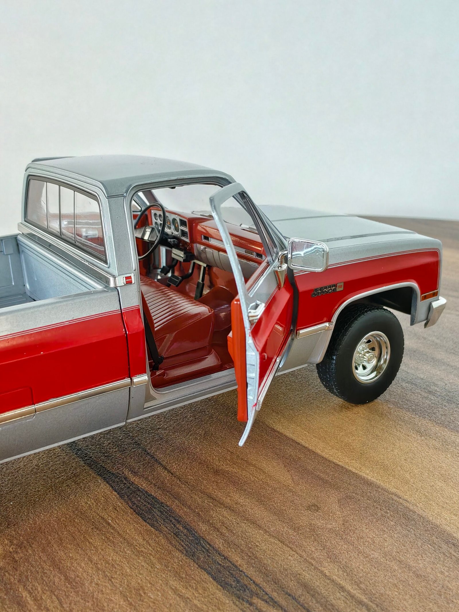 1984 GMC K-2500 SIERRA GRANDE WIDESIDE 1:18 Silver - Image 4
