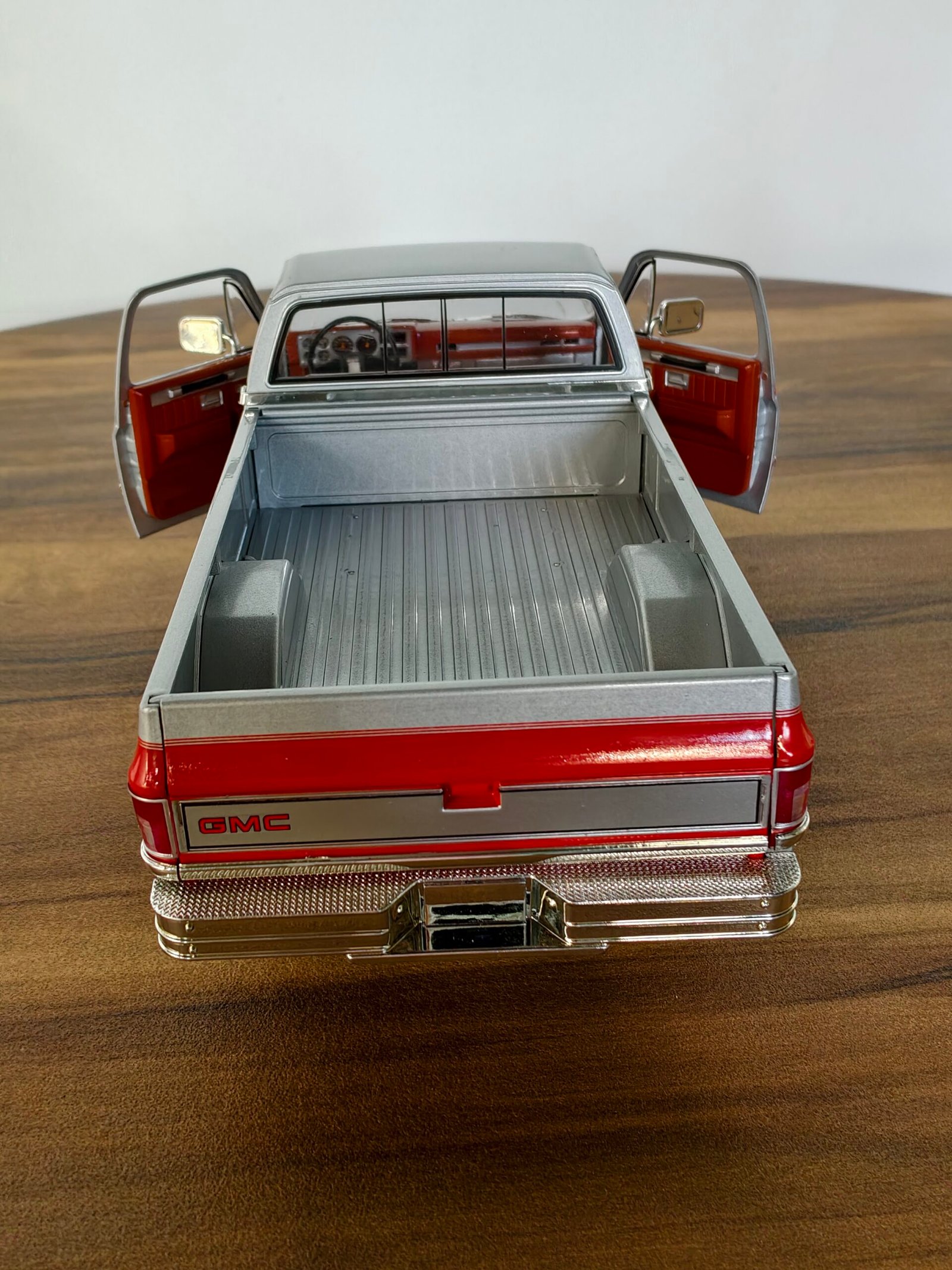 1984 GMC K-2500 SIERRA GRANDE WIDESIDE 1:18 Silver - Image 3