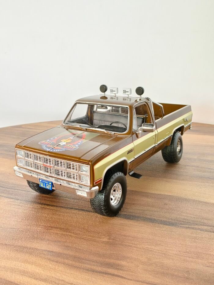 1982 GMC K-25 SIERRA GRANDE ( Brown) Scale 1/8