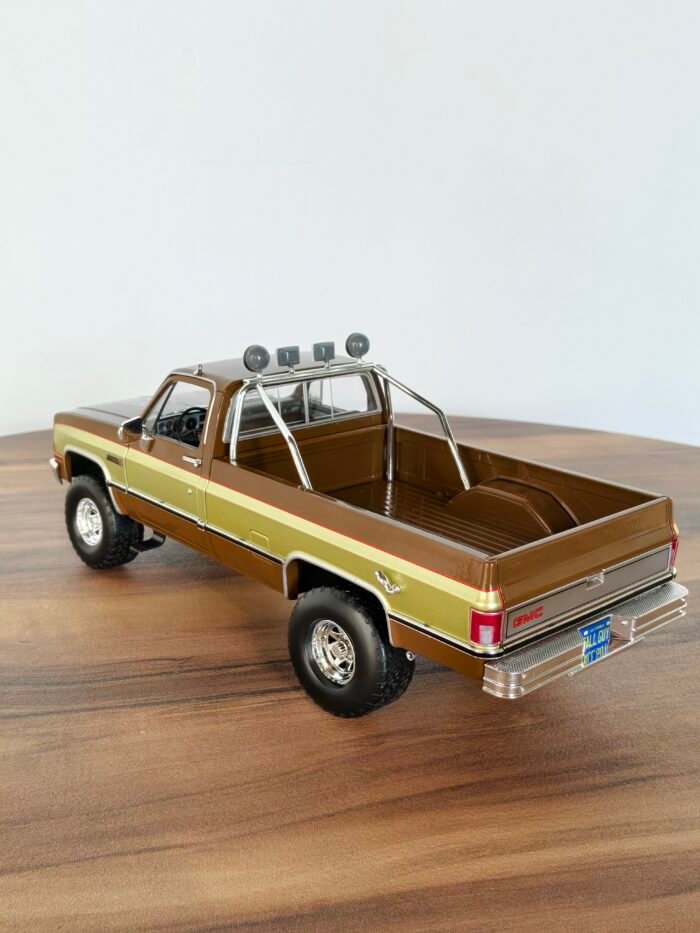 1982 GMC K-25 SIERRA GRANDE ( Brown) Scale 1/8 - Image 2