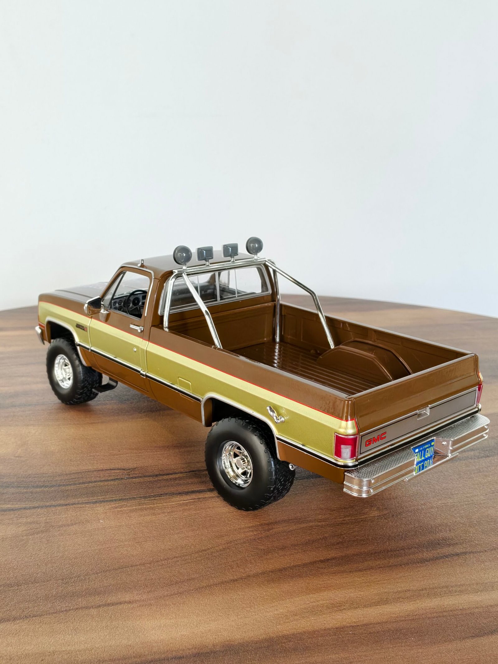 1982 GMC K-25 SIERRA GRANDE ( Brown) Scale 1/8 - Image 2