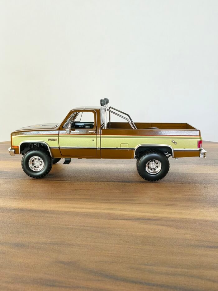 1982 GMC K-25 SIERRA GRANDE ( Brown) Scale 1/8 - Image 3