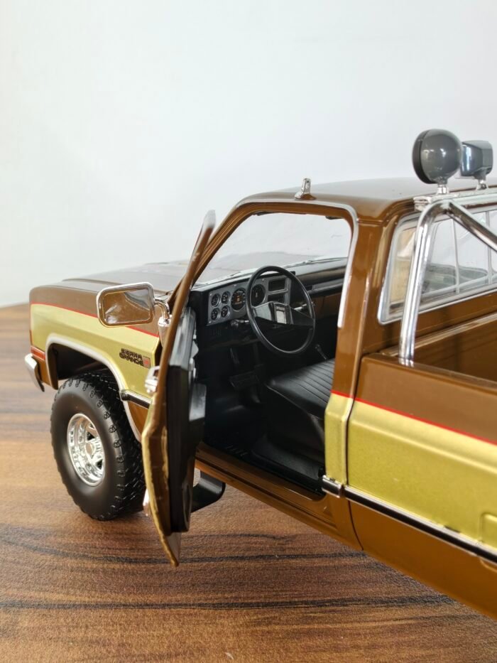 1982 GMC K-25 SIERRA GRANDE ( Brown) Scale 1/8 - Image 4
