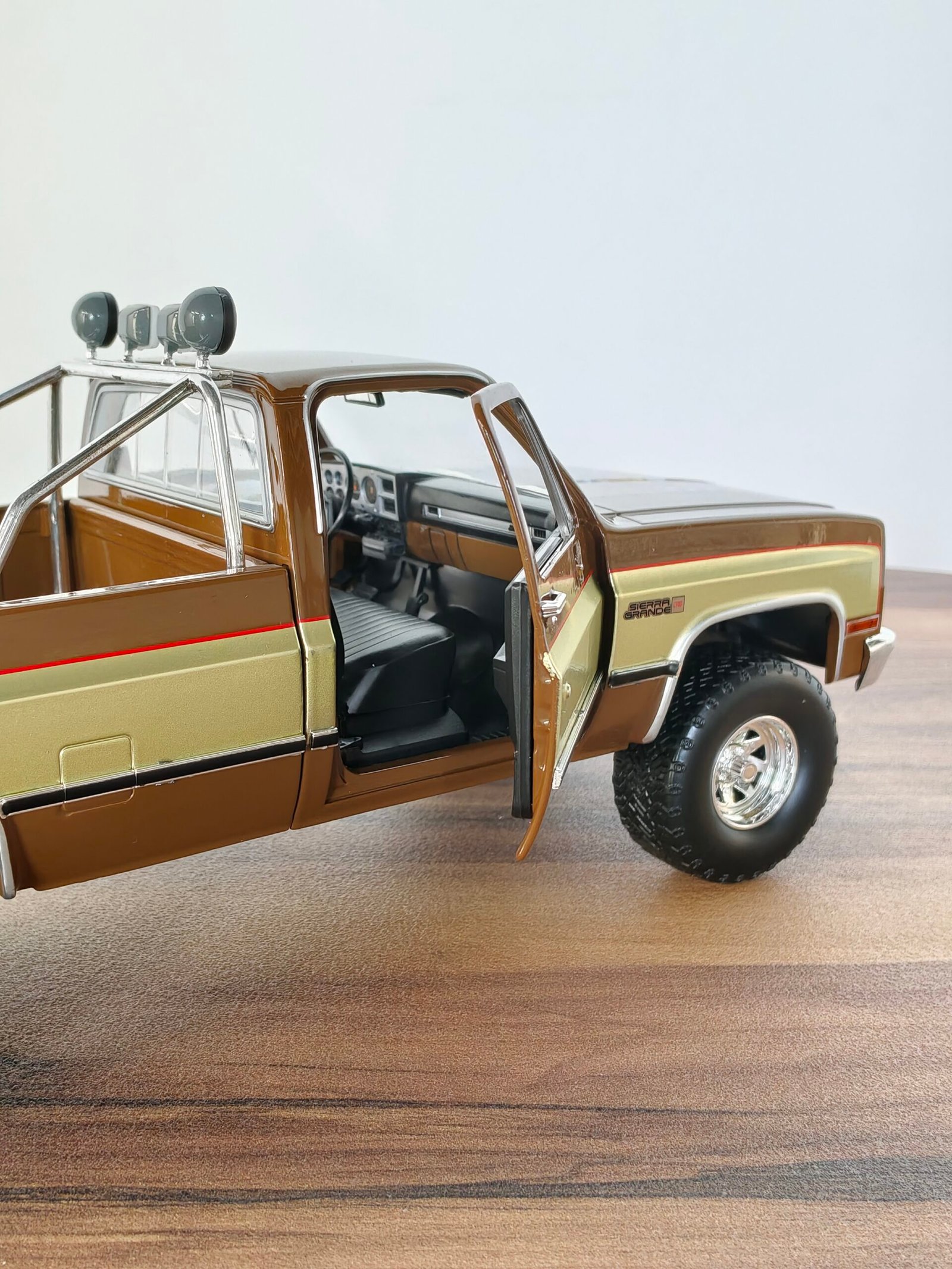 1982 GMC K-25 SIERRA GRANDE ( Brown) Scale 1/8 - Image 5