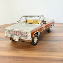 1983 GMC SIERRA CLASSIC 1500 ( WHITE) SCALE 1:18
