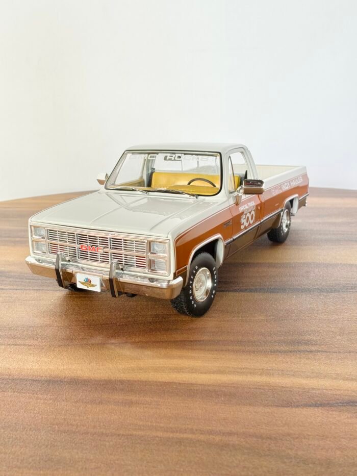 1983 GMC SIERRA CLASSIC 1500 ( WHITE) SCALE 1:18