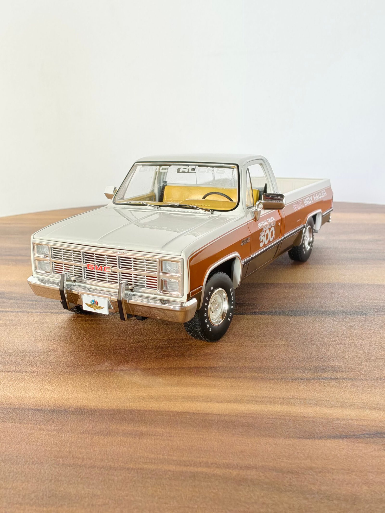 1983 GMC SIERRA CLASSIC 1500 ( WHITE) SCALE 1:18