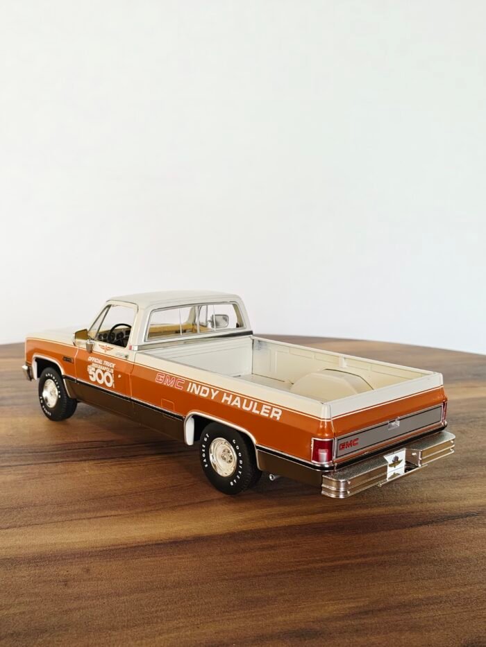 1983 GMC SIERRA CLASSIC 1500 ( WHITE) SCALE 1:18 - Image 2