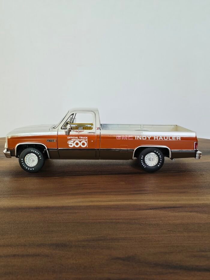 1983 GMC SIERRA CLASSIC 1500 ( WHITE) SCALE 1:18 - Image 4