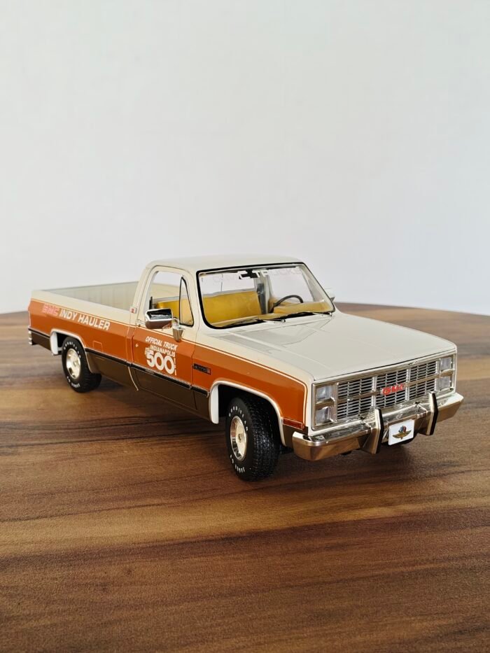 1983 GMC SIERRA CLASSIC 1500 ( WHITE) SCALE 1:18 - Image 3