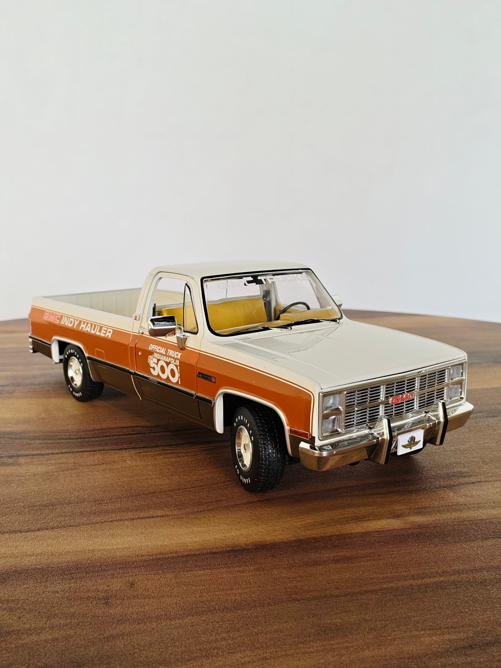 1983 GMC SIERRA CLASSIC 1500 ( WHITE) SCALE 1:18 - Image 3